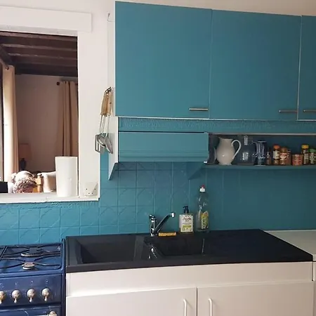 House 10min Walk *